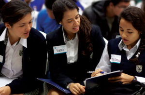 Escolares leyendo un documento