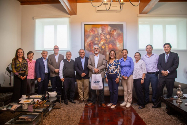 El doctor Luis Jara Sarrúa, de la Universidad de Santiago de Chile, en una reunión académica con los profesores de la Facultad de Ciencias Económicas y Empresariales, Campus Lima, donde comparten experiencias de investigación.