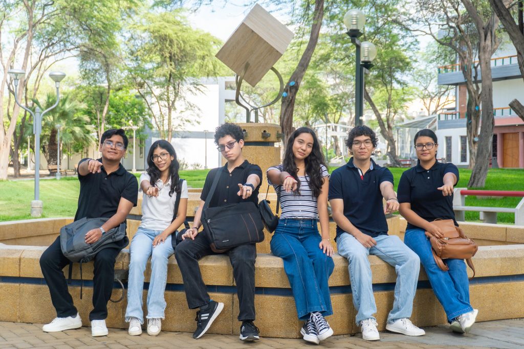 Participantes en una actividad de la Feria UDEP Saludable