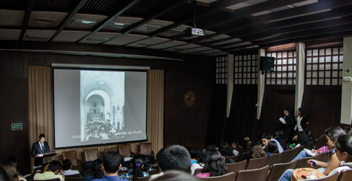 Presentación de Alumno de Historia en el auditorio IME de la UDEP