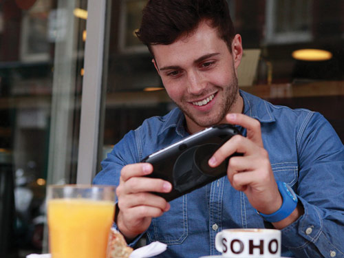 Adulto jugando videojuego