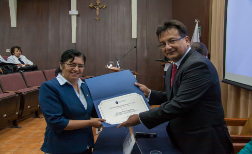 En Piura, el rector Sergio Balarezo , entregó diploma de certificación a directores de colegios.