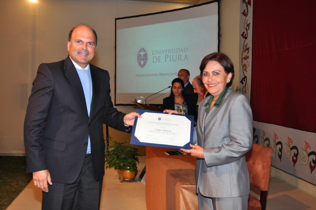 Ing. Renzo Forlin, Director del colegio Alpamayo, recibe la certificación de manos de la Ing. Nancy del Águila, directora de estudios de la Universidad de Piura.