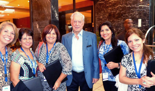 Eliana Gozales y Cynthia Briceño (derecha), docentes de la UDEP acompañadas de Mario Vargas Llosa.