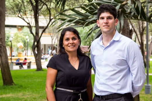 La profesora Mariela Quiroz junto al representante de Deloitte. Foto: Cristhian Rojas.