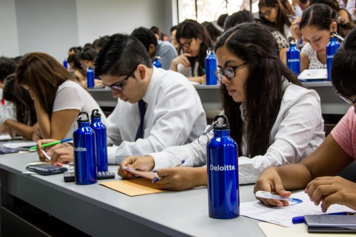 Los alumnos rindieron el examen de conocimiento en el aula 114 de campus Piura.