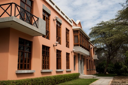 Edificio de la Facultad de Ciencias de la Educación en UDEP.