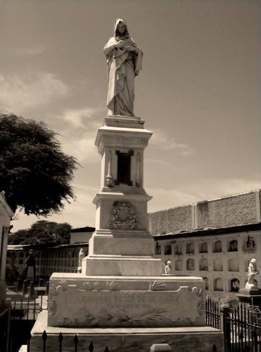 Esculturas en el cementerio San Teodoro (Piura)