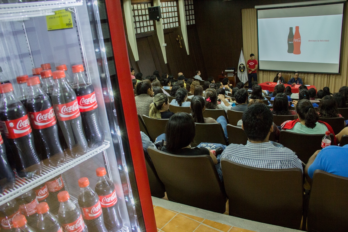 Los alumnos de la Facultad de Comunicación interesados en el área de Publicidad tuvieron la oportunidad de realizar preguntas sobre la campaña "DNI Feliz".