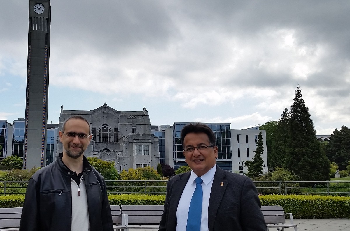 El doctor Mauricio Drelichman, de la Univertisty of British Columbia, y el rector de la UDEP, doctor Sergio Balarezo, en el Campus de UBC (Vancouver-Canadá), frente al Learning Center.