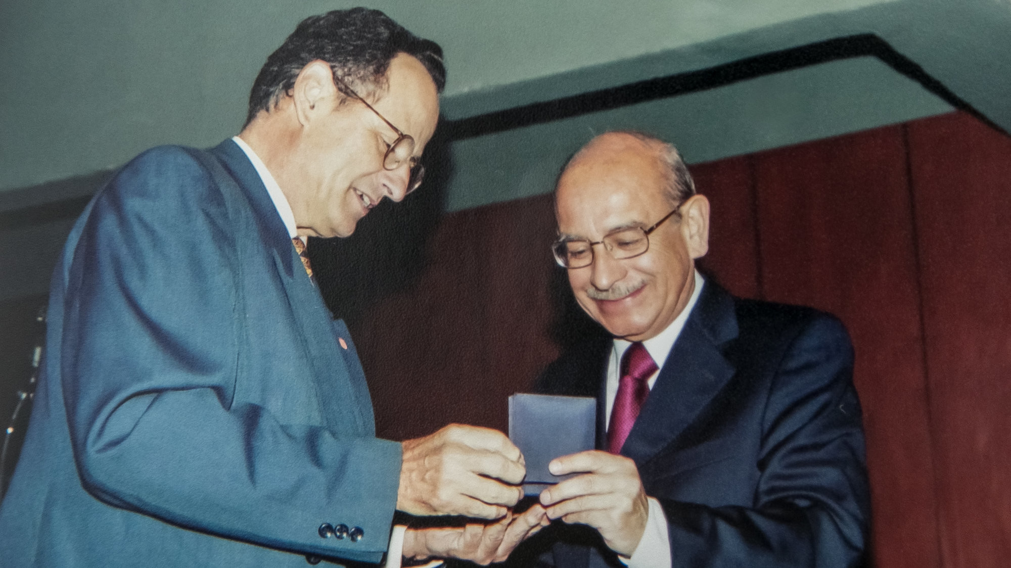 El expresidente Valentín Paniagua fue distinguido por la UDEP, con una medalla conmemorativa.