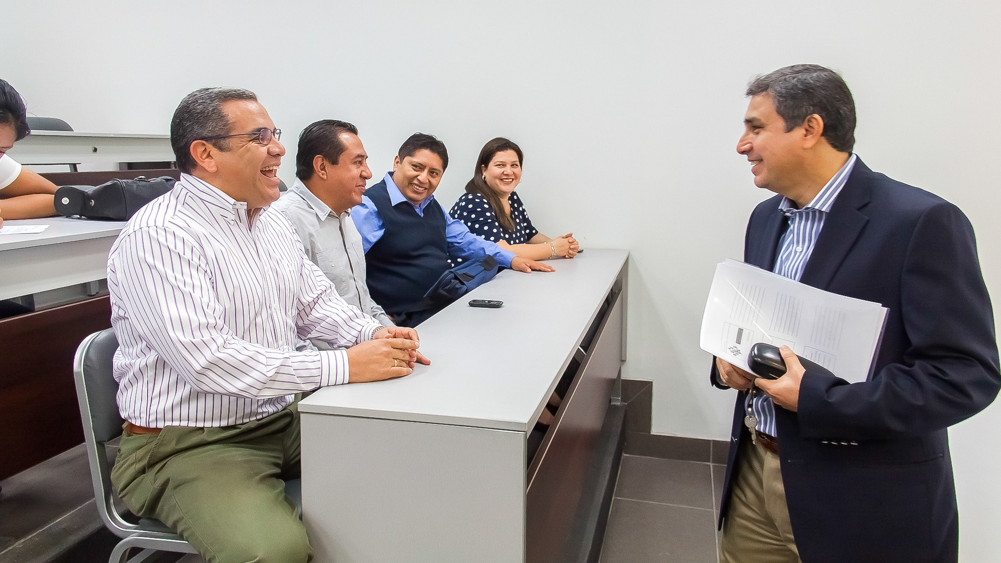 Las clases del recuerdo fueron propicias para rememorar gratas anécdotas. El profesor Paúl Corcuera dictó la sesión a los exalumnos de la Facultad de Ciencias Económicas y Empresariales.