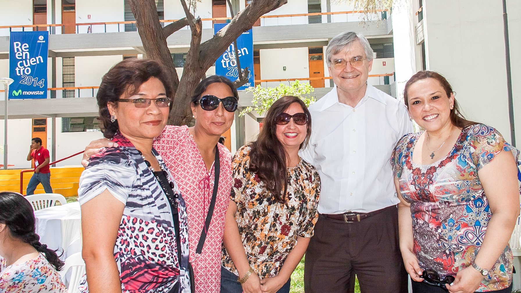 Diana García, Cecilia Calderón, Teresa González Prada y Angie Vértiz, egresadas de Educación, con el doctor Pablo Pérez.