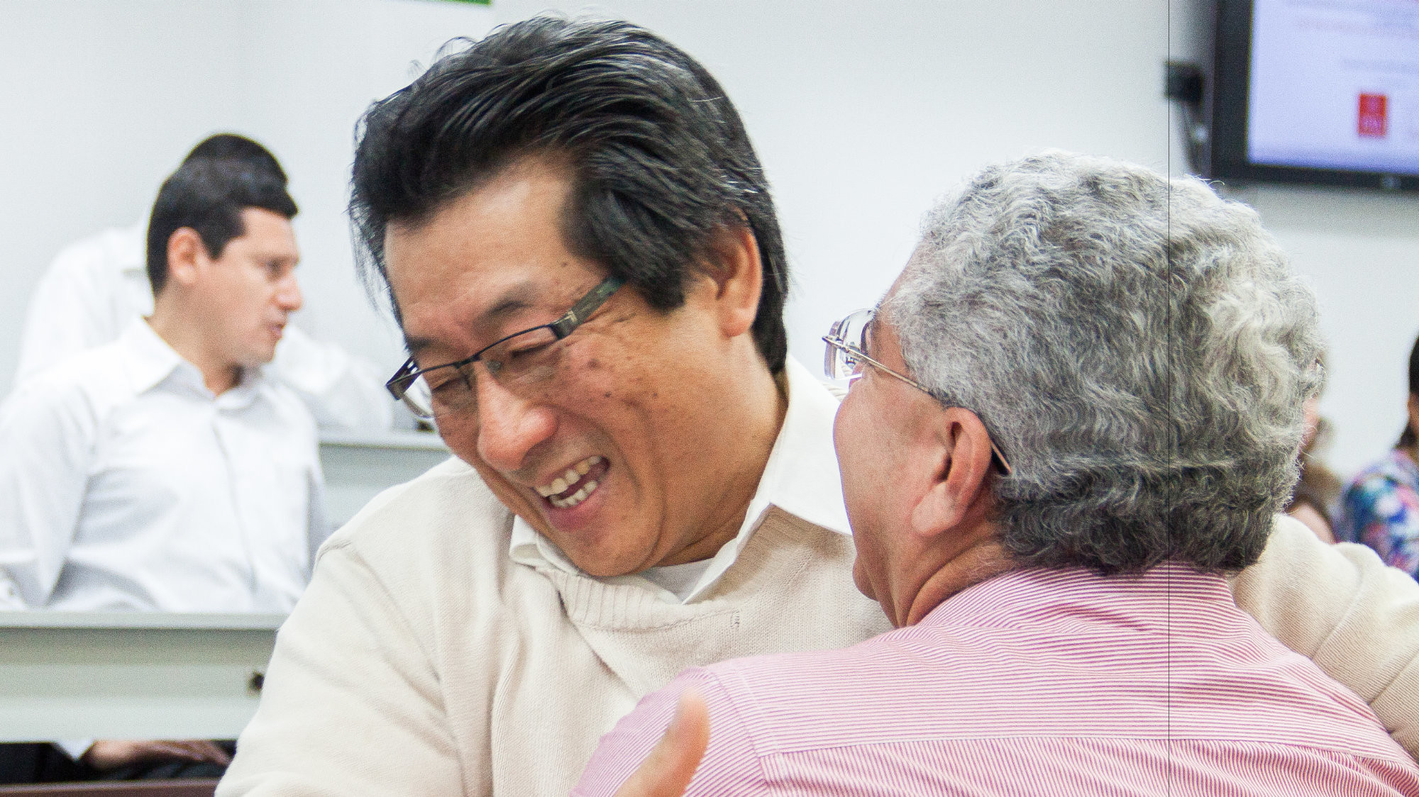 Emotivos abrazos exteriorizaron la alegría del reencuentro de los excompañeros de aula.