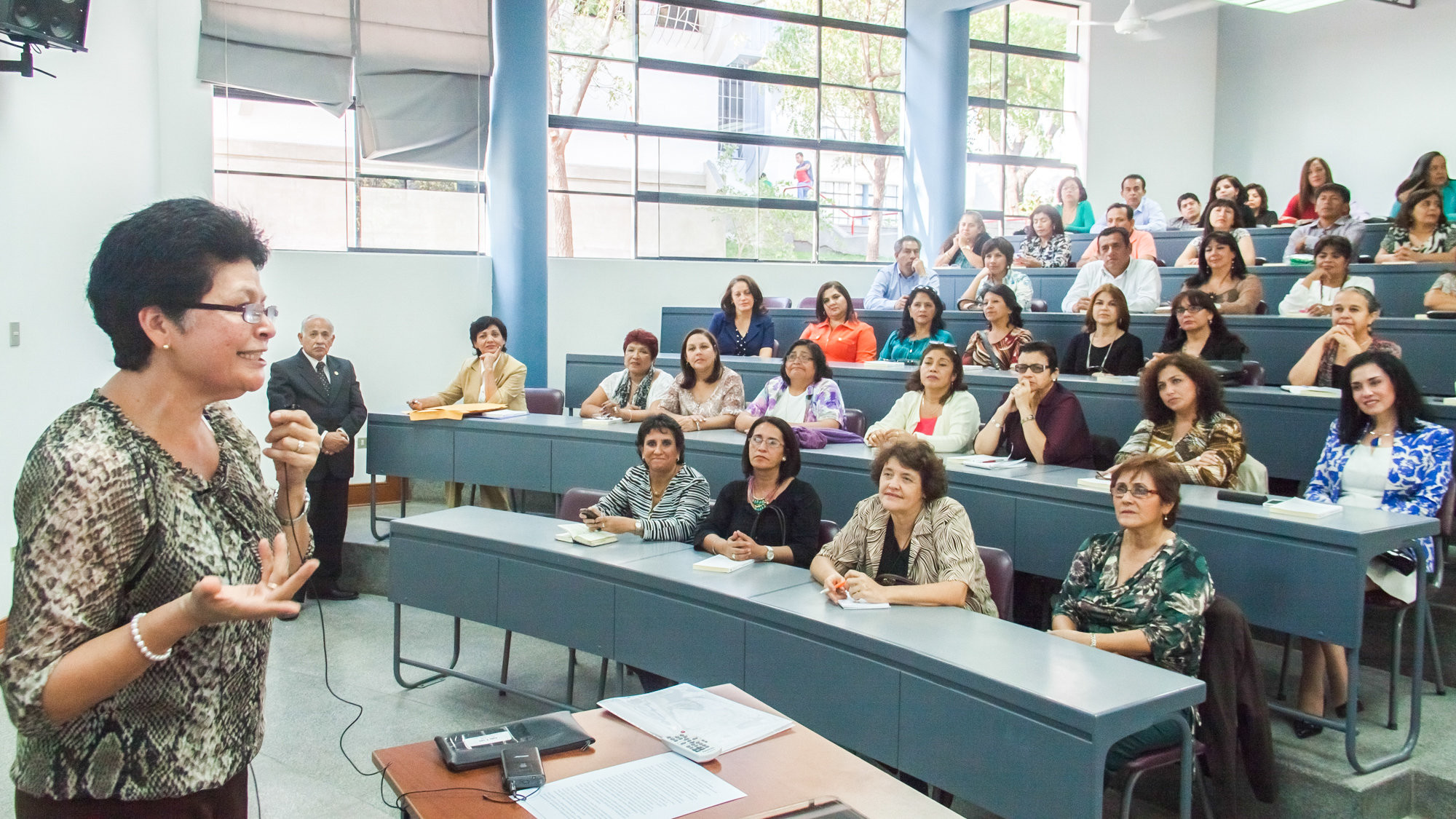 La Dra. Rosa Zeta revivió una hora de clase con los graduados de Comunicación.