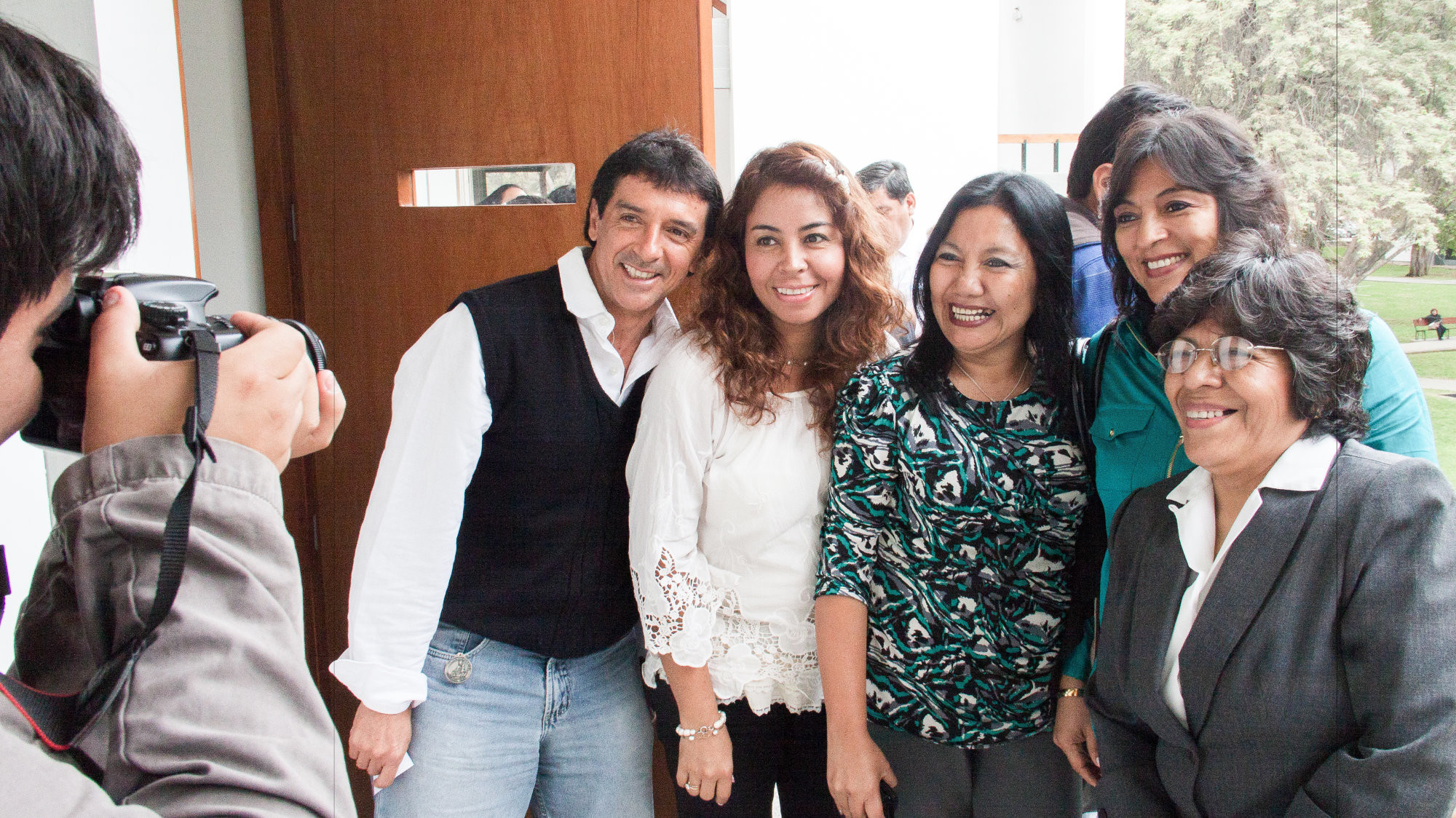 Integrantes de la promoción Empresas’89 con la profesora Juana Huaco.