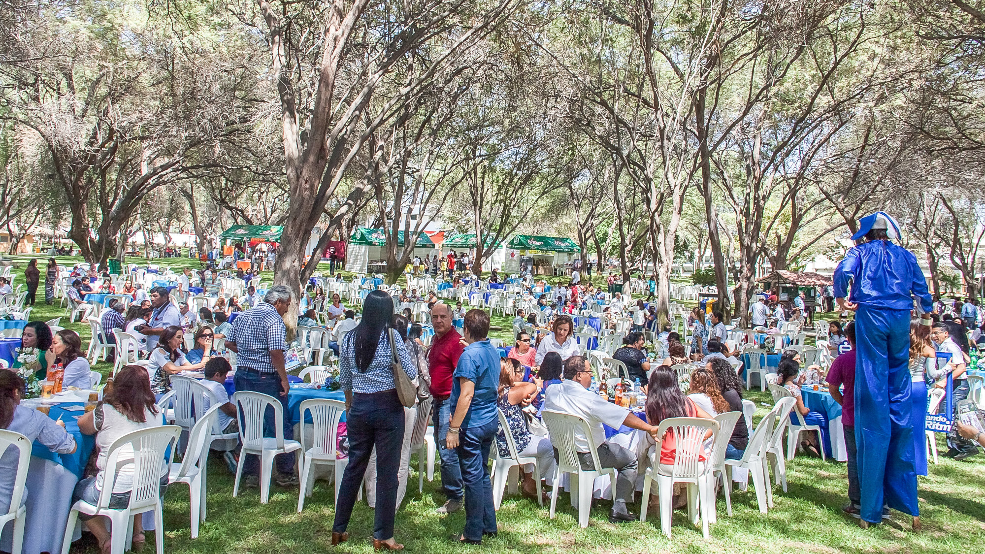 Bajo la generosa sombra de los algarrobos, los asistentes disfrutaron de un almuerzo típico y de las numerosas anécdotas ocurridas en sus años de estudiantes.