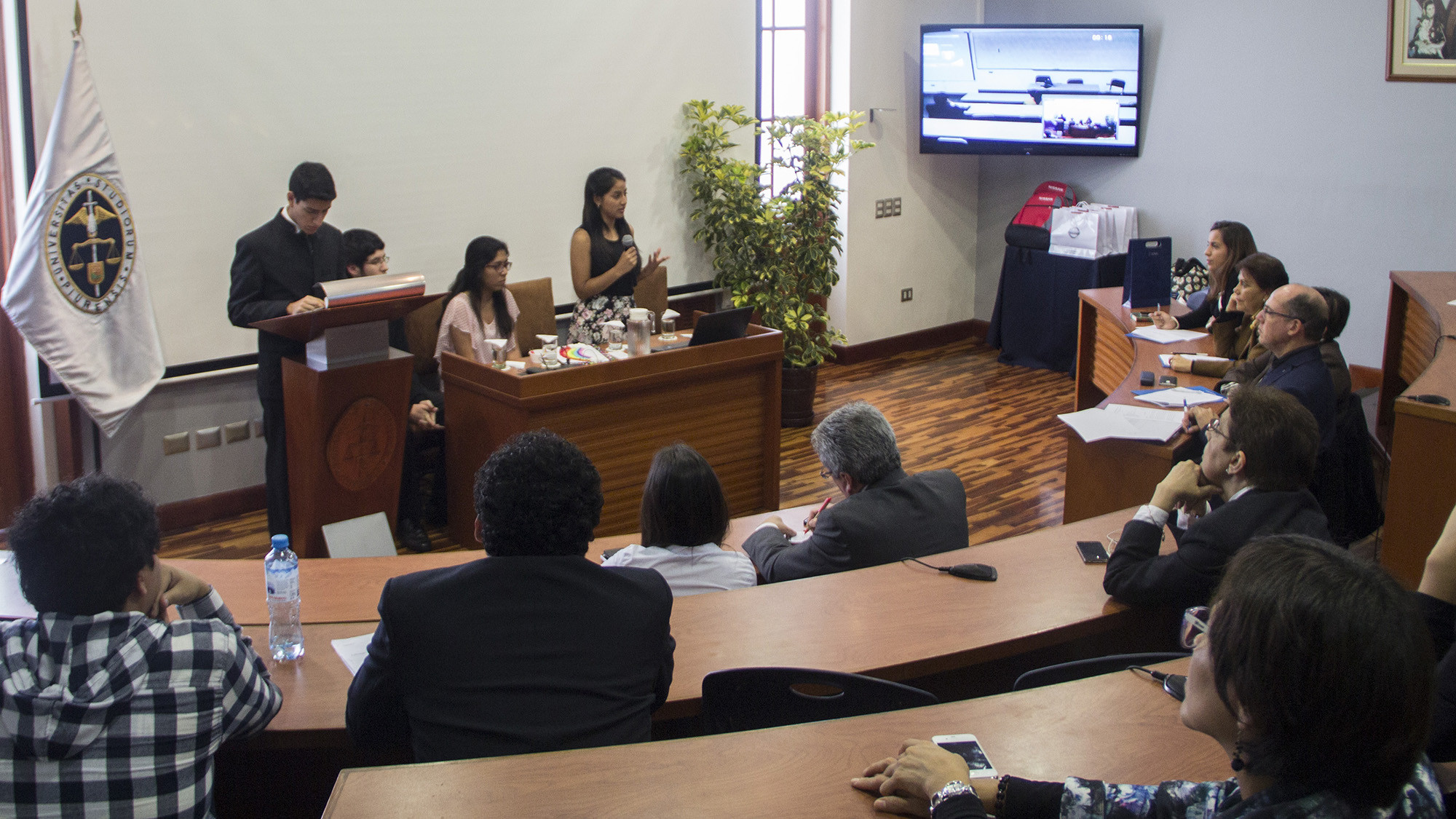 Los alumnos de Campus Lima expusieron su propuesta frente a los miembros del jurado y en videoconferencia con el grupo de alumnos finalistas de Campus Piura.