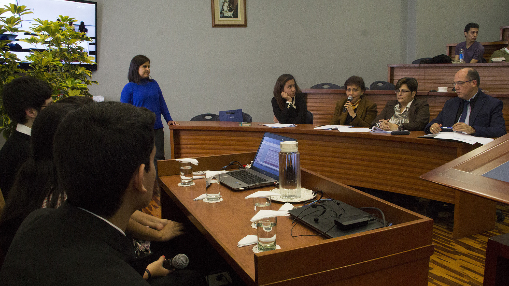 Los alumnos participantes escuchan atentamente las preguntas del jurado antes de pasar a ser evaluados.