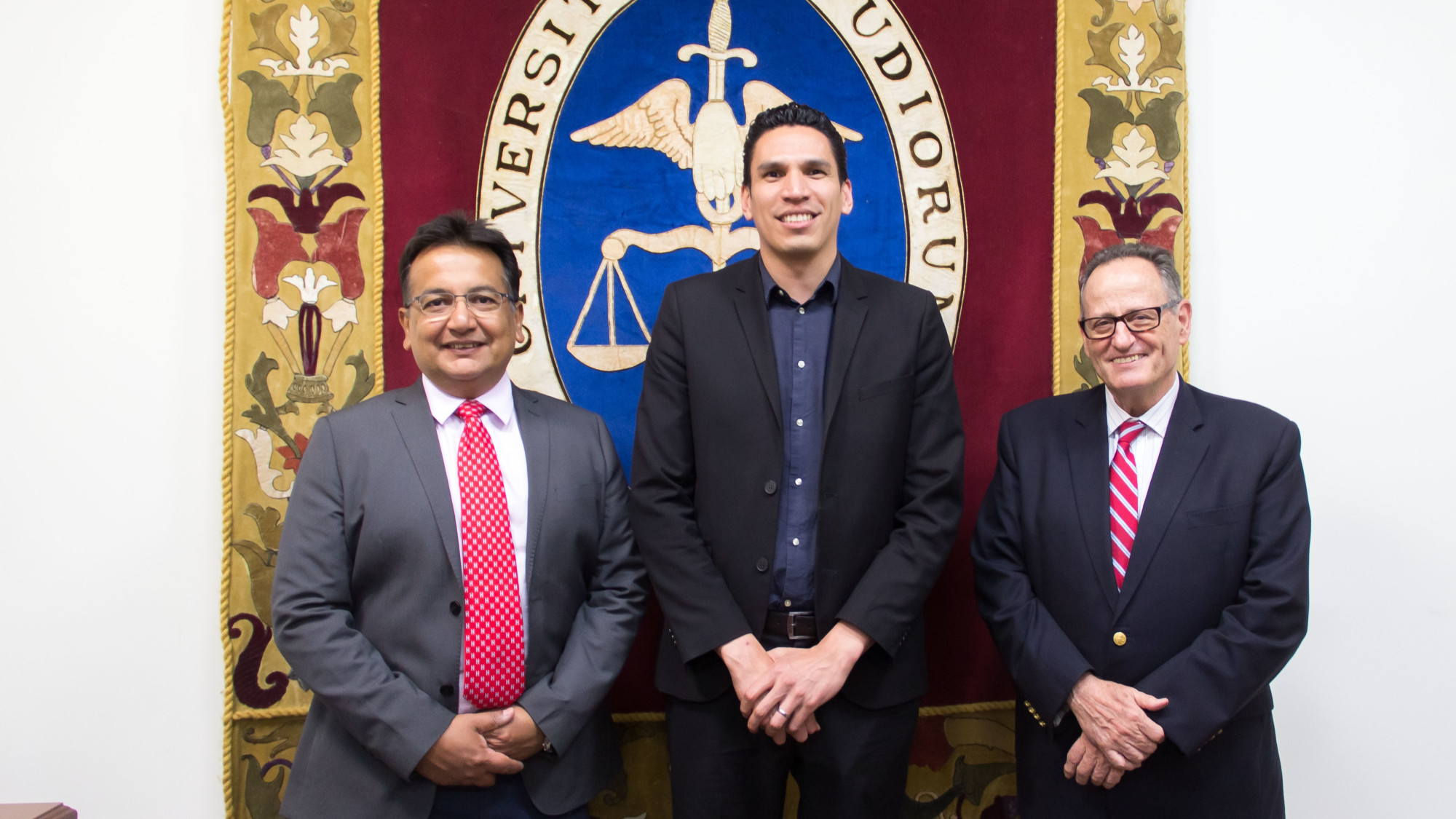 Dr. Sergio Balarezo, Dr. Josué Velásquez-Martínez y Dr. Antonio Mabres