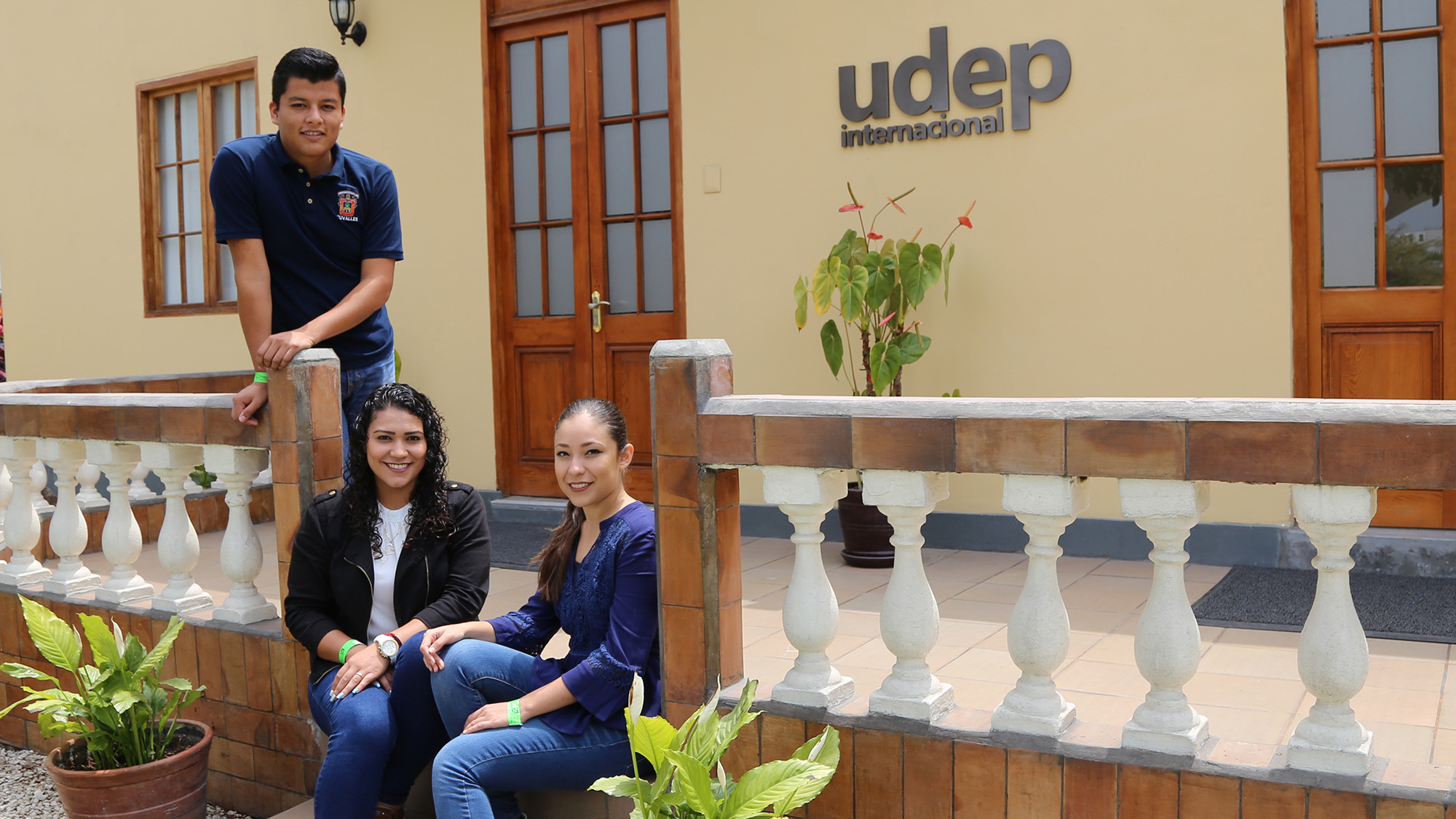 De pie: Luis Daniel Pérez. Sentadas: Liliana Lara (izquierda) y Jeniffer López (derecha).